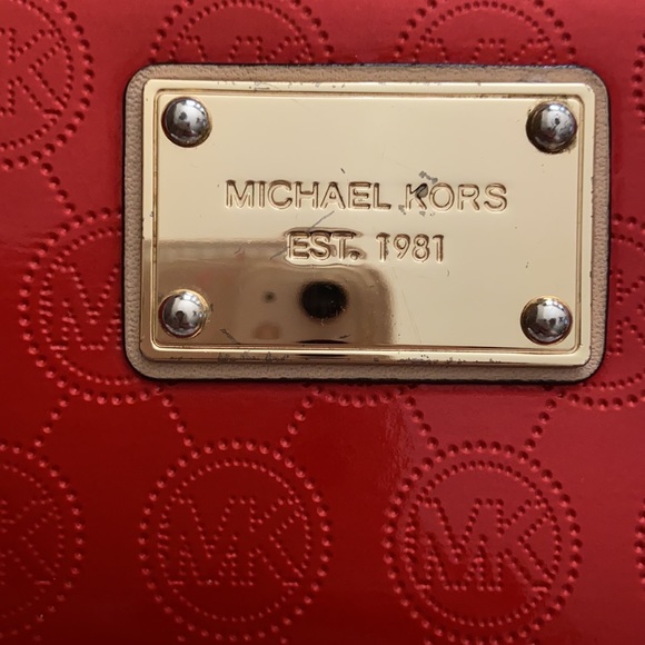 Michael Kors wristlet PERFECT FOR VALENTINES DAY!! - Picture 7 of 8